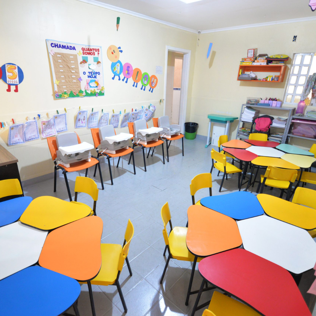 Salas de aula modernas e coloridas.